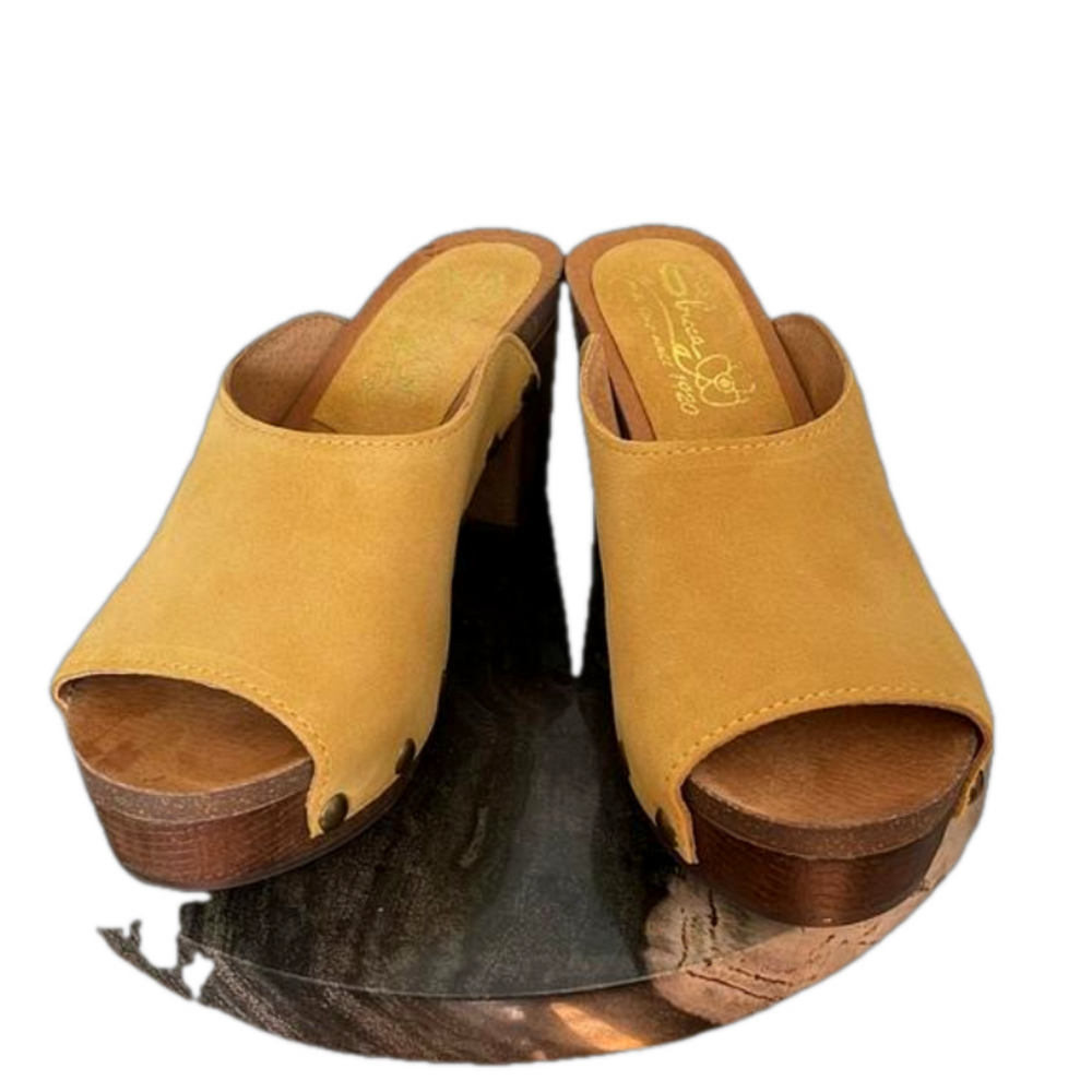 SBICCA SUEDE PLATFORMS SIZE 9